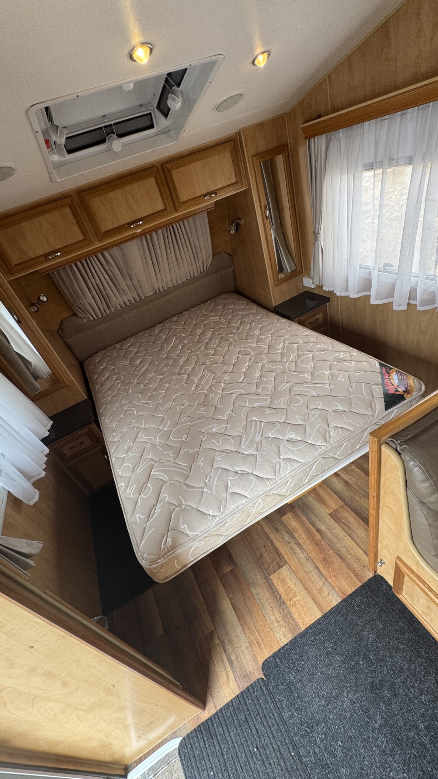 
								2009 Paradise Explorer XL Dual Doors full									