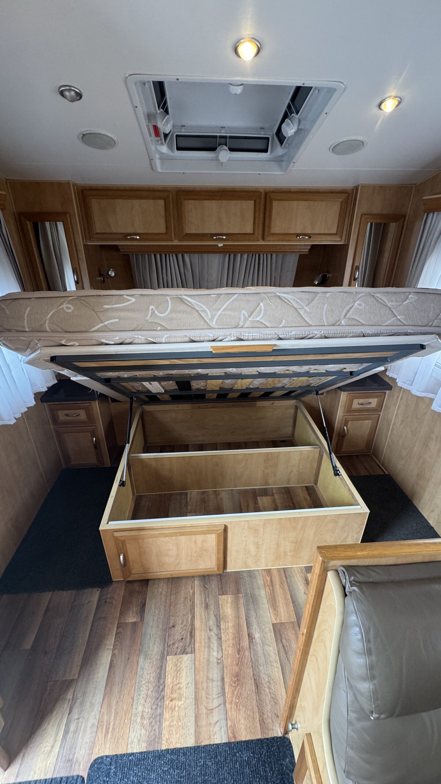 
								2009 Paradise Explorer XL Dual Doors full									