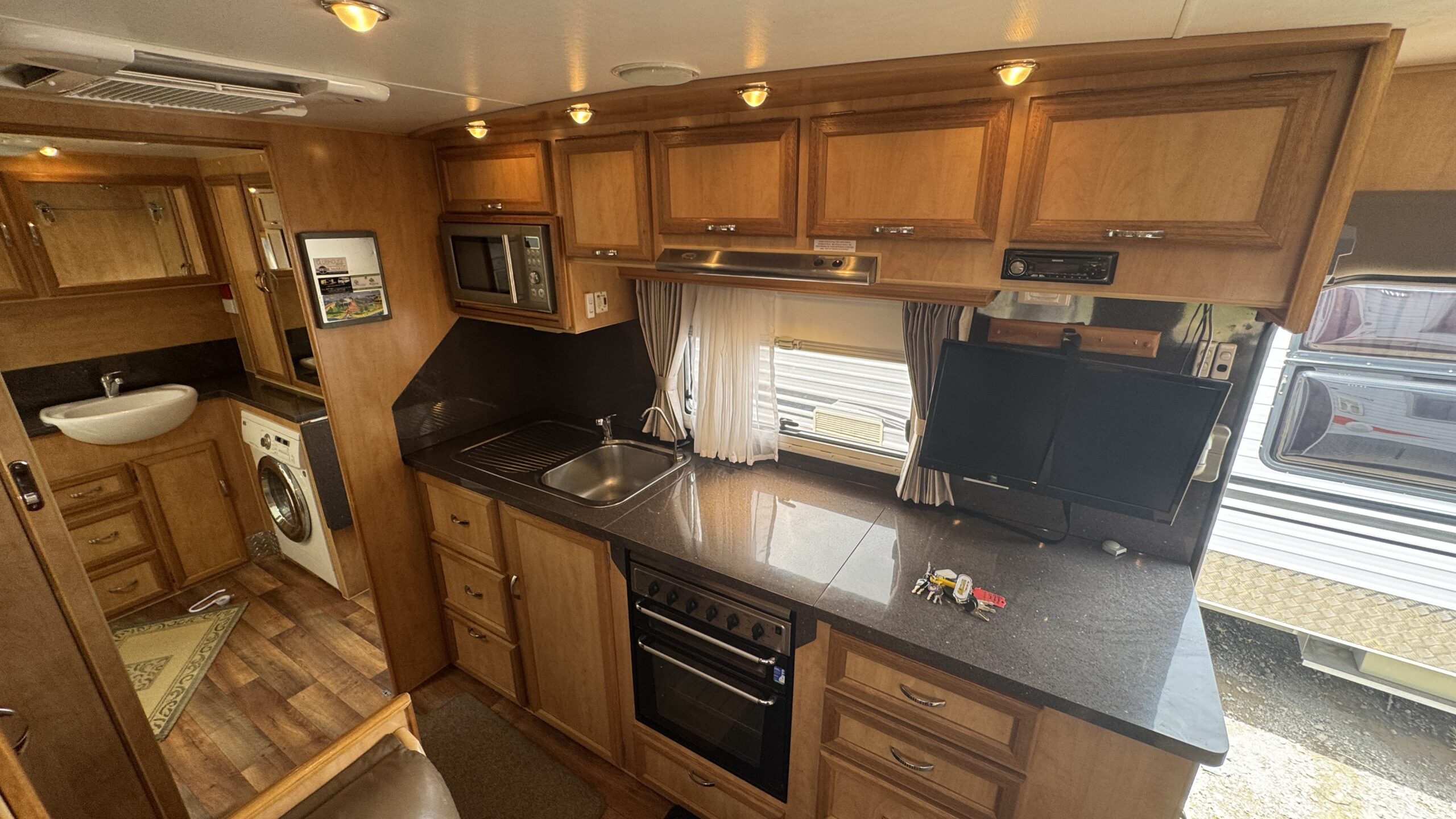 
								2009 Paradise Explorer XL Dual Doors full									