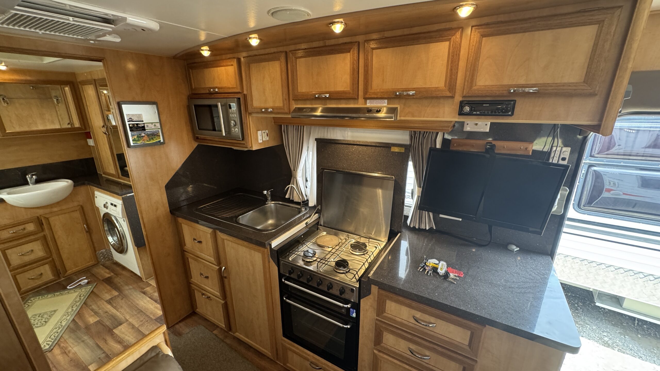 
								2009 Paradise Explorer XL Dual Doors full									