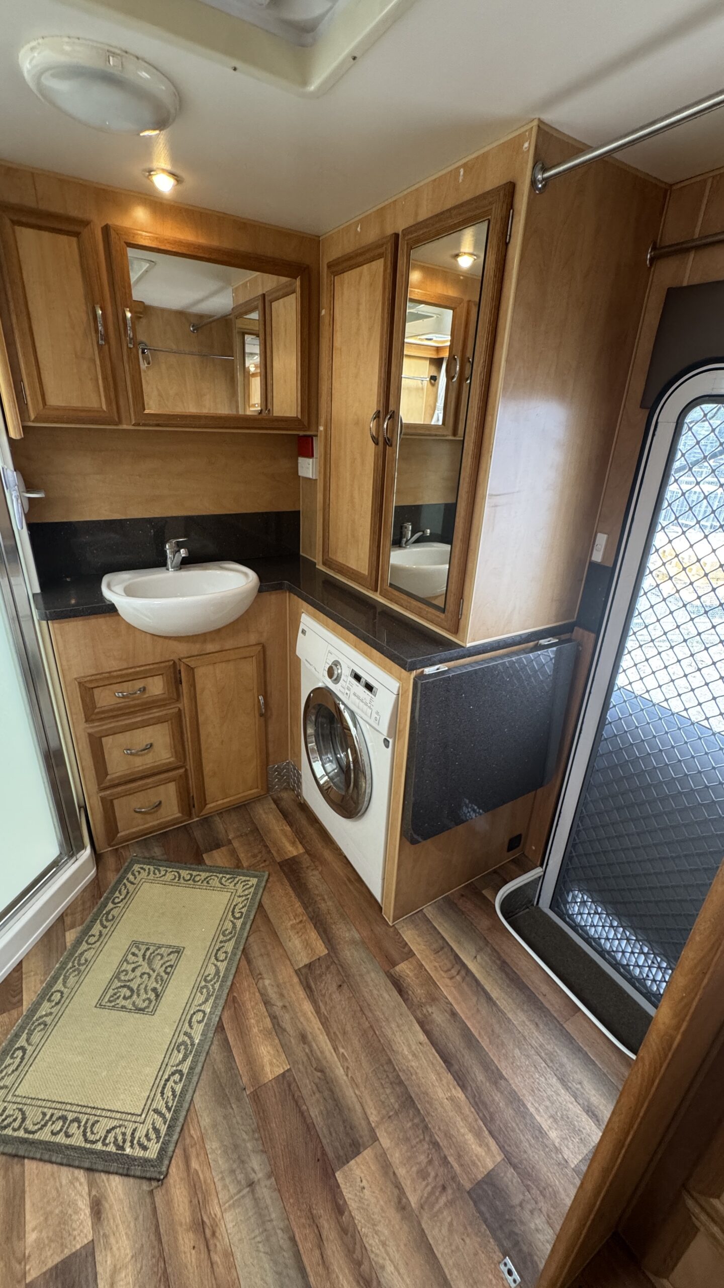 
								2009 Paradise Explorer XL Dual Doors full									