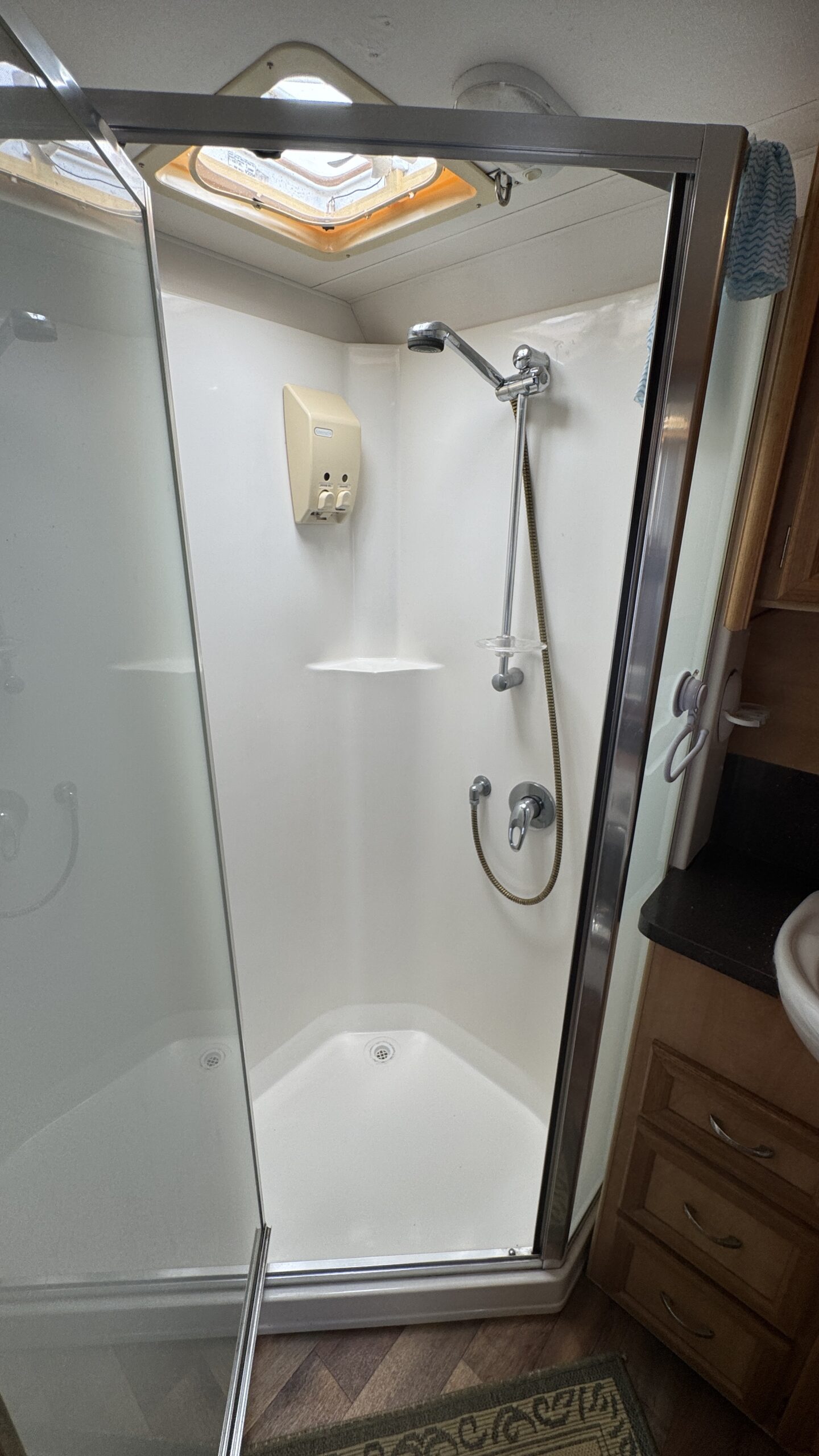 
								2009 Paradise Explorer XL Dual Doors full									