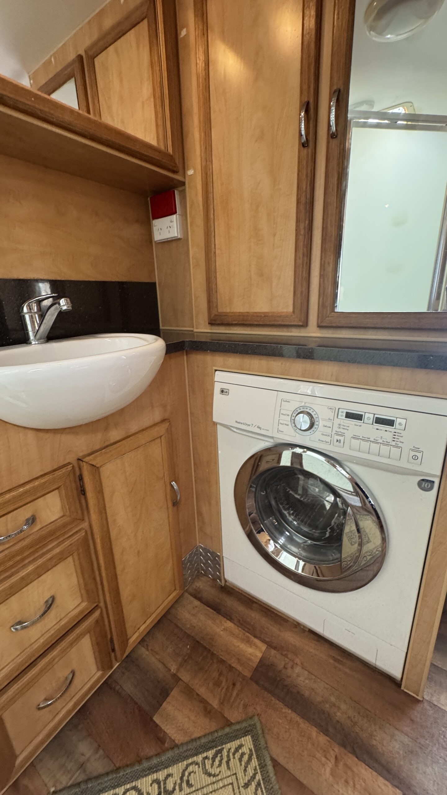 
								2009 Paradise Explorer XL Dual Doors full									