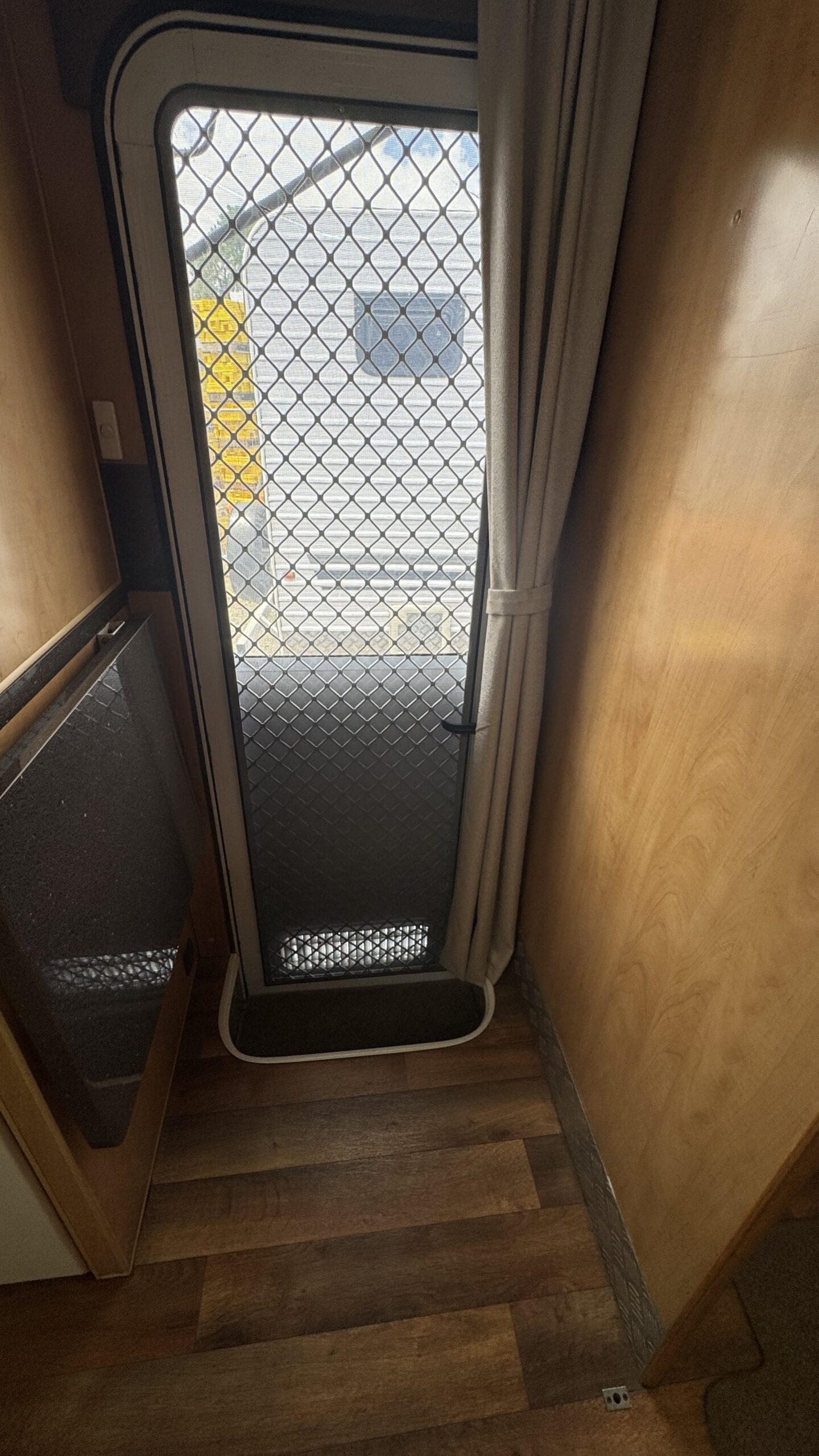 
								2009 Paradise Explorer XL Dual Doors full									